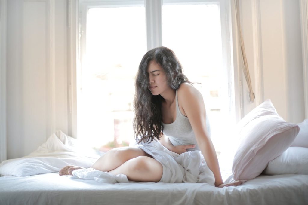 Causes de douleur sous les côtes droites irradiant le dos