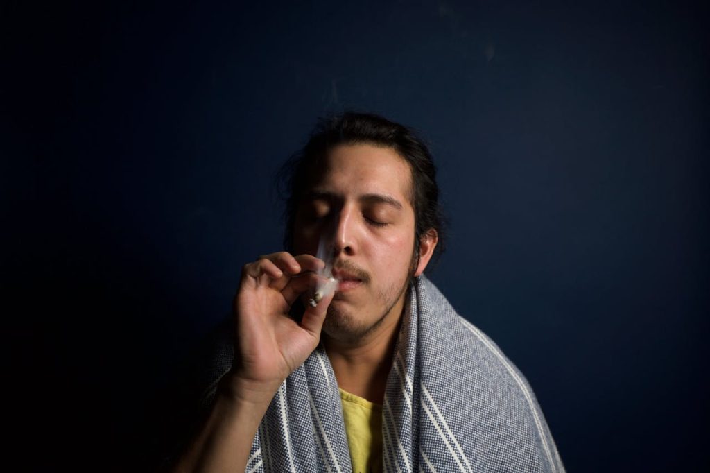 comportement d'un homme qui fume des joints
