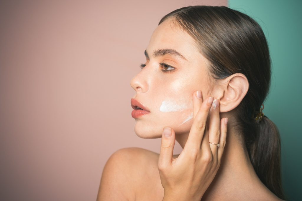 Comment corriger les imperfections cutanées après des vacances au soleil ?
