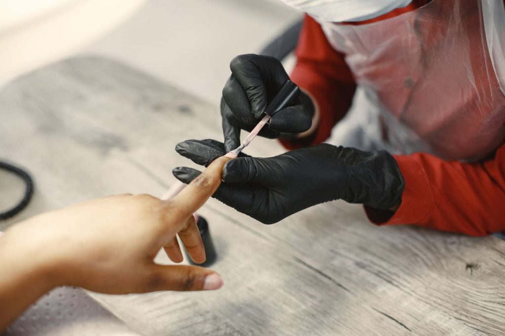 HEMA et TPO dans les produits de manucure : les risques méconnus pour vos ongles